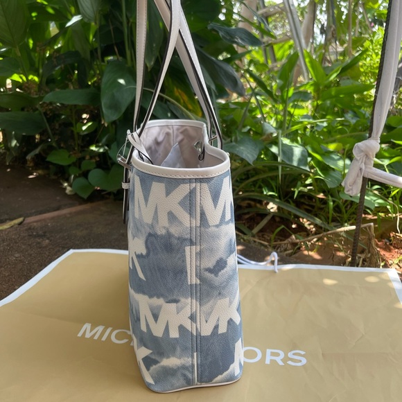 Michael Kors JST Medium Carryall Tote - Picture 4 of 6